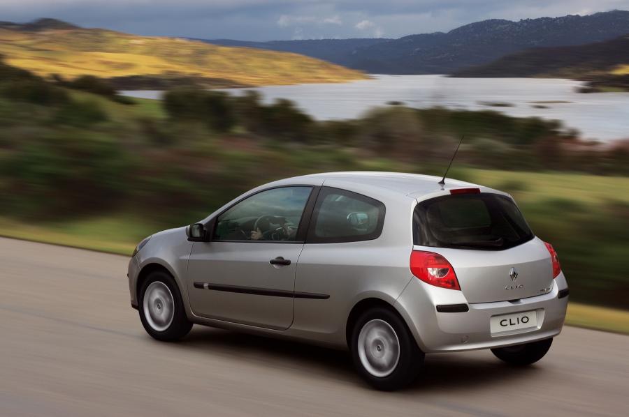  Renault Clio 2006 года  (фото 95 из 97)